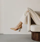 Cream tailored trousers finished with pointed heels